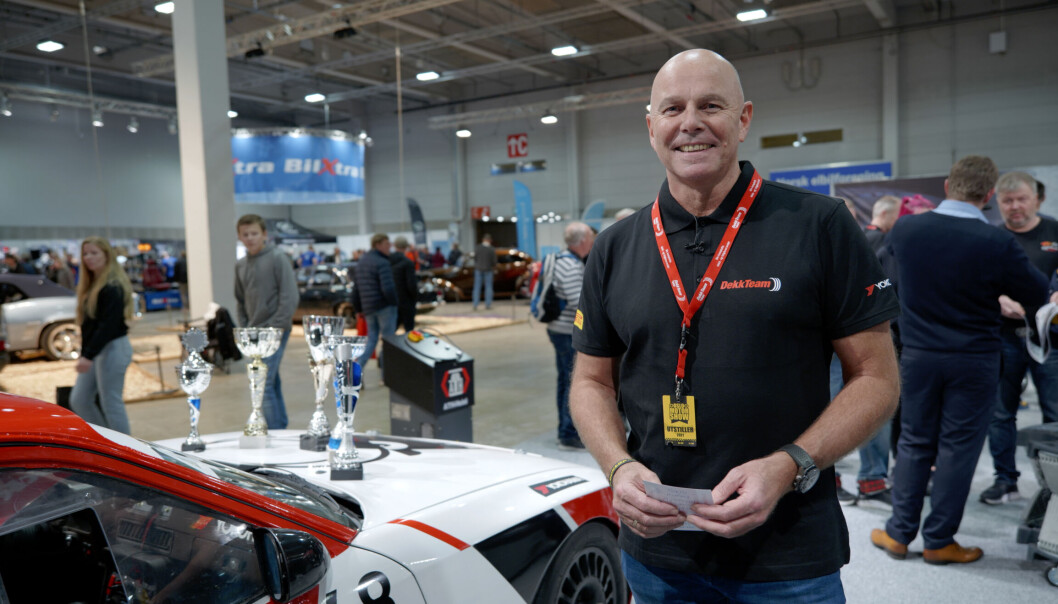 Kjedesjef i DekkTeam Raymond Myrland under Oslo Motorshow. Kjedesjef i DekkTeam Raymond Myrland under Oslo Motorshow.