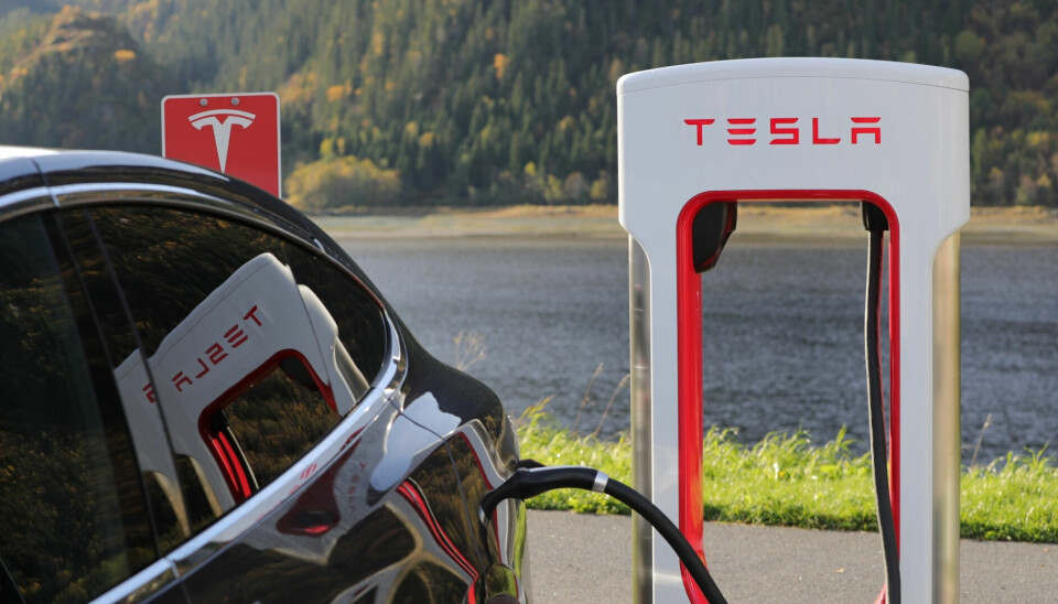En Tesla som lader langs veien har blitt en stadig vanligere syn her i Norge.