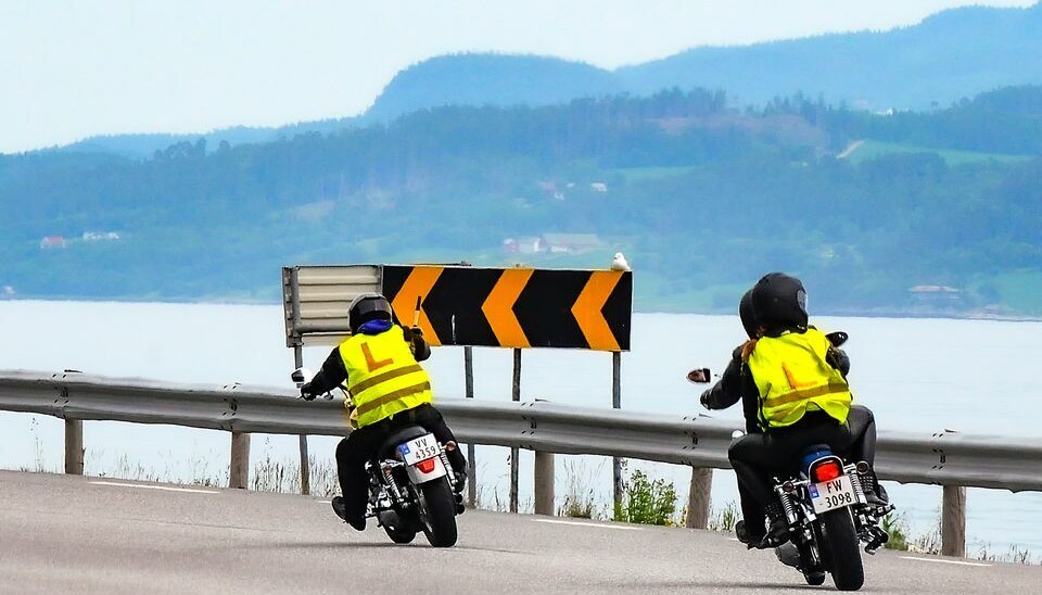 Motorsykkel. Motorsykkel lærlinger som kjører på en vei. Hver femte som dør i trafikken er på Motorsykkel.