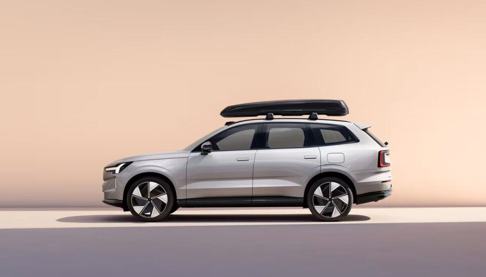 Denne helelektriske SUV-en kombinerer funksjonalitet med eleganse, ideell for både by- og langturer Bildet viser Volvo EX90, Volvos nye helelektriske SUV. EX90 kombinerer eleganse, romslighet og avansert teknologi, og markerer et stort skritt i Volvos elektrifiseringsstrategi. Med sitt stilrene, skandinaviske design og bærekraftige materialvalg gir bilen en moderne og luksuriøs følelse. Den er utstyrt med to elektriske motorer som gir firehjulstrekk og en samlet effekt på opptil 517 hk.
EX90 har også en imponerende rekkevidde på opptil 600 km på en enkelt lading, noe som gjør den perfekt for norske kjøreforhold. Bilen er fylt med teknologi, inkludert LiDAR-basert sikkerhetssystem og semi-autonom kjøring gjennom Volvos Pilot Assist. Dette gjør EX90 til en av de sikreste bilene på markedet, med 360-graders overvåkning av omgivelsene for å forhindre ulykker.
Bilen i bildet er utstyrt med en takboks, noe som gjør den ideell for lange turer og ekstra lagringsplass. Den kombinerer praktiske løsninger med høy ytelse og bærekraft, og er designet for å tilfredsstille både teknologientusiaster og miljøbevisste bilførere.