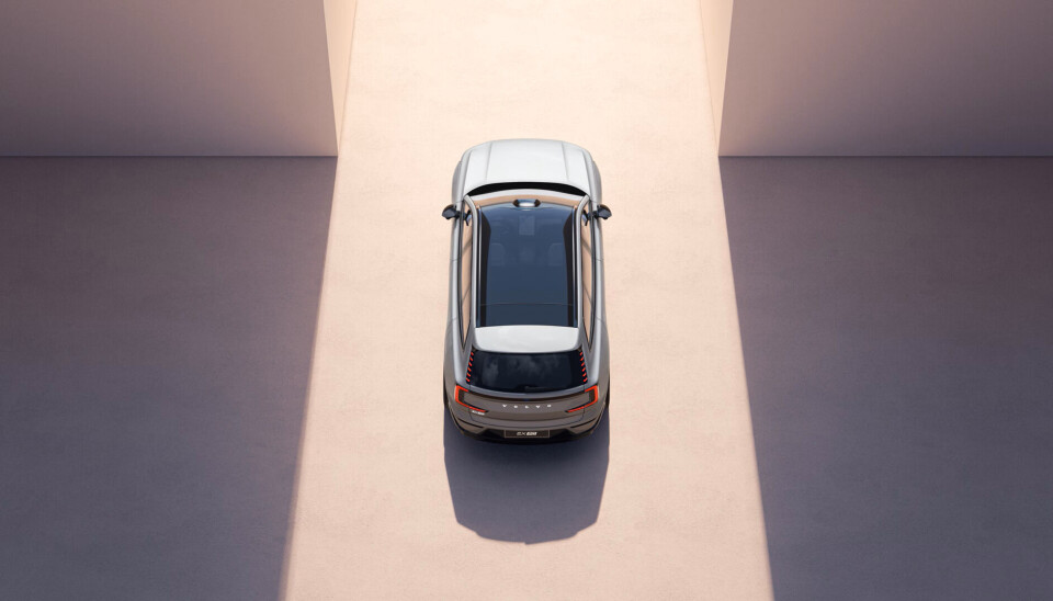 EX90s design sett fra toppen viser bilens aerodynamiske struktur og stilrene detaljer Bildene viser den helelektriske SUV-en Volvo EX90 fra flere vinkler, og fremhever bilens moderne og skandinaviske design. EX90 representerer Volvos forpliktelse til bærekraft og innovasjon, med sitt elegante utseende og avanserte teknologi.
Bilen har et strømlinjeformet design, med rene linjer som gir et solid og stilrent uttrykk. Det store panoramataket gir en følelse av romslighet, samtidig som det slipper inn rikelig med naturlig lys. De karakteristiske LED-lysene, både foran og bak, følger Volvos kjente formspråk, med en moderne vri.
I det første bildet vises EX90 ovenfra, og fremhever bilens lange profil og det elegante takdesignet. Den sølvfargede karosseriet og de futuristiske felgene gir bilen et luksuriøst og fremtidsrettet utseende.
I de andre bildene ser vi tydelig hvordan Volvo har fokusert på aerodynamikk og funksjonalitet, samtidig som bilens profil oser av premium kvalitet. Den bakre delen av bilen viser de tydelige LED-baklysene, som gir bilen et unikt uttrykk, spesielt i mørke omgivelser.
Volvo EX90 kombinerer bærekraft med luksus og avansert teknologi, noe som gjør den til et populært valg blant elbilentusiaster. Den har også avansert førerassistanse, inkludert LiDAR-teknologi, som øker sikkerheten på veien og gjør kjøreopplevelsen mer behagelig og trygg.