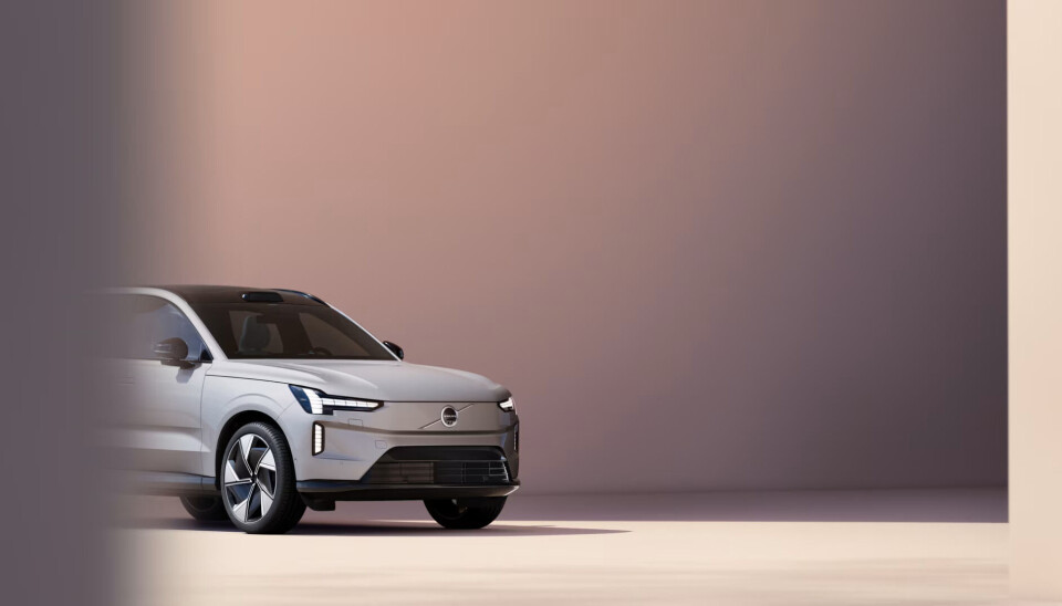 Volvo EX90s front med skandinavisk eleganse og moderne detaljer Bildene viser den helelektriske SUV-en Volvo EX90 fra flere vinkler, og fremhever bilens moderne og skandinaviske design. EX90 representerer Volvos forpliktelse til bærekraft og innovasjon, med sitt elegante utseende og avanserte teknologi.
Bilen har et strømlinjeformet design, med rene linjer som gir et solid og stilrent uttrykk. Det store panoramataket gir en følelse av romslighet, samtidig som det slipper inn rikelig med naturlig lys. De karakteristiske LED-lysene, både foran og bak, følger Volvos kjente formspråk, med en moderne vri.
I det første bildet vises EX90 ovenfra, og fremhever bilens lange profil og det elegante takdesignet. Den sølvfargede karosseriet og de futuristiske felgene gir bilen et luksuriøst og fremtidsrettet utseende.
I de andre bildene ser vi tydelig hvordan Volvo har fokusert på aerodynamikk og funksjonalitet, samtidig som bilens profil oser av premium kvalitet. Den bakre delen av bilen viser de tydelige LED-baklysene, som gir bilen et unikt uttrykk, spesielt i mørke omgivelser.
Volvo EX90 kombinerer bærekraft med luksus og avansert teknologi, noe som gjør den til et populært valg blant elbilentusiaster. Den har også avansert førerassistanse, inkludert LiDAR-teknologi, som øker sikkerheten på veien og gjør kjøreopplevelsen mer behagelig og trygg.