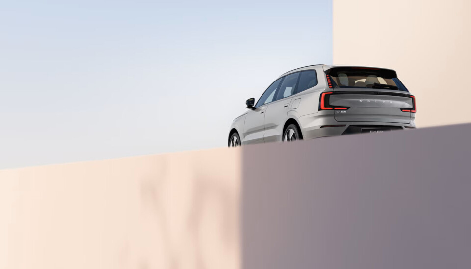 Den helelektriske EX90 fra Volvo, designet for å kombinere stil og bærekraft Baksiden av Volvo EX90 med moderne LED-baklys og strømlinjeformet design.
Volvo EX90 helelektrisk SUV sett bakfra, med fokus på stil og bærekraft.
Kraftig bakdesign på Volvo EX90, som kombinerer fremtidsrettet teknologi og luksus.